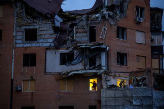 Жители Николаева осматривают свои разрушенные в результате российского ракетного удара квартиры