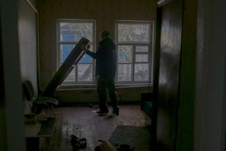 Уборка в доме № 30 по Калужской улице, который собирались снести еще до конца года