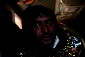 Сирийский беженец в машине скорой помощи. Он прибыл в Беларусь, надеясь добраться до Евросоюза, но польские пограничники не пустили его в страну. 23 октября 2021 года