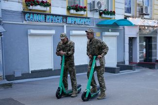 Украинские солдаты на электросамокатах