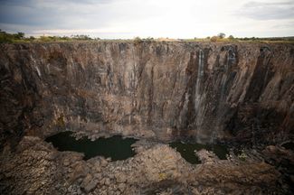 Высохший водопад Виктория в Зимбабве. 4 декабря 2019 года