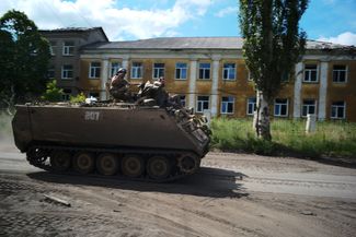 Украинские военные в городе Часов Яр, который находится в 15 километрах от Бахмута и позиций российской армии. Донецкая область, 14 июня 