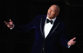 Рестлер и актер Дуэйн Джонсон поет на церемонии премии «Оскар»