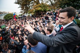 Илья Яшин на акции в поддержку независимых кандидатов в Мосгордуму, чьи подписи забраковал избирком. 15 июля 2019 года