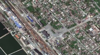 Железнодорожный вокзал Мариуполя и разрушенные здания вокруг