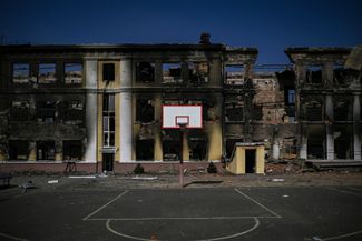 Разрушенная школа в Харькове. 25 марта 2022 года