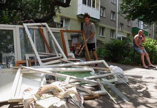 Жители Белгорода разбирают завалы после ракетного удара