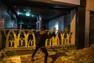 Помимо акции протеста возле консульства Израиля в Стамбуле также разгромили американский «Макдоналдс».