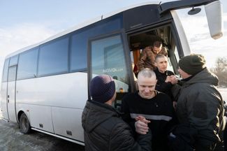 Бывшие военнопленные, вернувшиеся в Украину. Точное место съемки не раскрывается