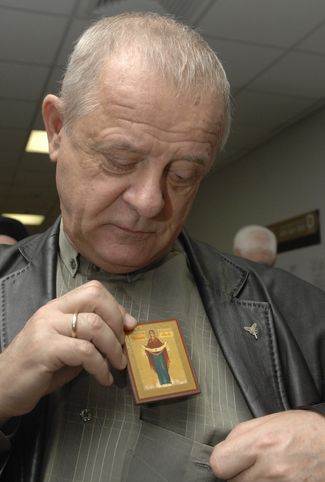 Владимир Квачков, обвиняемый в покушении на Анатолия Чубайса, перед началом заседания в Московском областном суде. 13 октября 2008 года