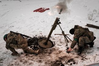 Бойцы украинской Госпогранслужбы ведут огонь из миномета по российским позициям