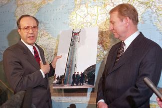 Уильям Перри (министр обороны США в то время) и Леонид Кучма (тогда — президент Украины) в Пентагоне в феврале 1996 года