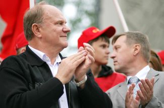 Лидер КПРФ Геннадий Зюганов (слева) и секретарь новосибирского обкома КПРФ Анатолий Локоть (справа) в Новосибирске. 22 июля 2011 года