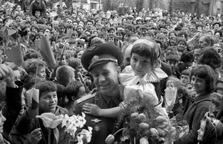 Летчик-космонавт СССР, Герой Советского Союза Алексей Леонов во время встречи с жителями города Кошице в Чехословакии. Май 1965 года.