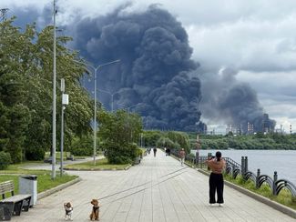 “Something has started flying so often, why wasn’t it like this before?” Residents of southeast Moscow spent June 18 under black clouds of smoke and “oil rain,” looking at the wreckage of drones in their yards. “Berega” reports from Lyubertsy and Kapotnya