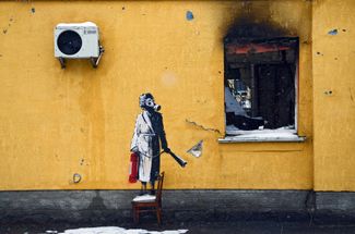 Мурал Бенкси на постадавшем от пожара доме в киевском пригороде Гостомеле. Британский анонимный уличный художник посетил Украину осенью и оставил несколько своих работ на стенах разрушенных обстрелами домов в разных районах Киевской области.