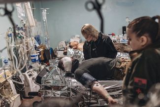 Украинские военные врачи во время операции в полевом госпитале под Бахмутом
