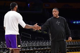 Деймон Джонс (справа) и Леброн Джеймс