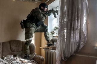 Боец полка полиции специального назначения имени Ахмата Кадырова в Левобережном районе Мариуполя.