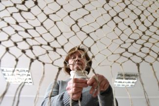 Волонтер плетет камуфляжную сеть для военных, Львов