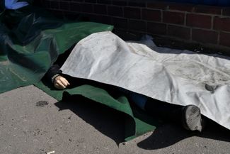 Тело одного из погибших на вокзале в Краматорске