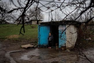 Девочка у входа в убежище, Северодонецк, Луганская область.