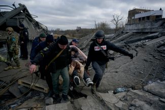 Журналисты помогают эвакуировать мирных жителей города Ирпень в Киевской области 