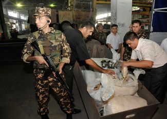Узбекские солдаты готовятся сжечь партию наркотиков, перехваченных у наркокурьеров, 26 августа 2010 года