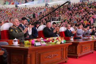 Сергей Шойгу и Ким Чен Ын на концерте по случаю 70-летия со дня окончания Корейской войны. КНДР утверждает, что одержала победу в этой войне. 27 июля 2023 года