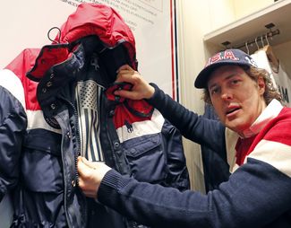 Дизайнер Дэвид Лорен, сын Ральфа Лорена, демонстрирует куртку с обогревом, разработанную специально для Олимпийской сборной США.