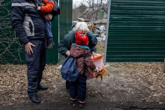 69-летняя Раиса, которая решила остаться в Купянске, прощается со своей четырехлетней внучкой Катей. 