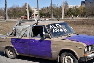 Машина с надписью «Дети люди» на ветровом стекле. 22 марта 2022 года