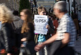 Акция в поддержку РБК и уволенных из холдинга редакторов в Петербурге, 14 мая 2016 года