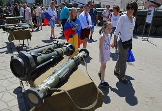 Выставка захваченной у Украины военной техники в Лисичанске