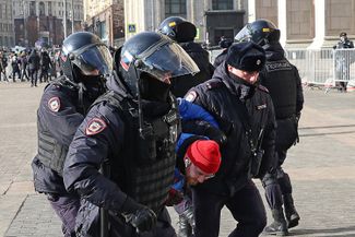 Z на шлемах бойцов ОМОН, разгоняющих антивоенную акцию на Манежной площади в Москве. 13 марта 2022 года