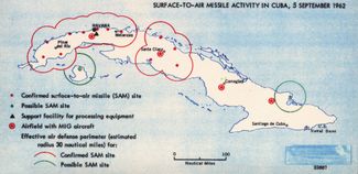 1962 год. Карта Кубы времен Карибского кризиса с обозначением советских ракетных установок и радиусов действия систем ПВО — как предполагаемых, так и достоверно подтвержденных