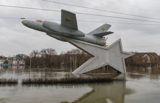 Памятник авиаторам на площади Гагарина в Орске, 7 апреля 2024 года
