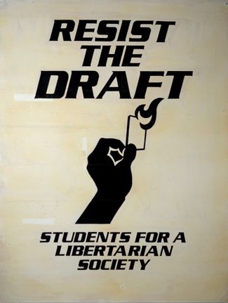 Антивоенный постер организации «Студенты за либертарианское общество» (SLS) с надписью: «Сопротивляйся призыву» и стилизованным изображением горящей призывной карточки. 1965 год