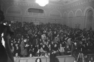 Зрители на концерте в Ленинградском рок-клубе. Приблизительно 1987 год