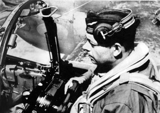 В апреле 1943 года Антуан де Сент-Экзюпери вступил в ВВС «Сражающейся Франции» и добился своего зачисления в боевую часть. 31 июля 1944 года он вылетел с аэродрома Борго на острове Корсика в разведывательный полет, из которого не вернулся.