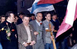 Весной 1988 года в Польше при участии «Солидарности» началась новая волна протестных акций. На фото, сделанном 11 мая 1988 года, Лех Валенса (второй слева) и Тадеуш Мазовецкий (второй справа) во время забастовки на верфи имени Ленина в Гданьске