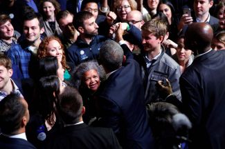 Барак Обама общается с людьми, пришедшими послушать его прощальную речь. 10 января 2017 года