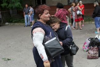 Мать и дочь после российского ракетного удара в Днепре. Семья приехала в город из Северодонецка, оккупированного российскими военными