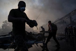 Спасатели работают на месте разрушенного торгового центра «Амстор». 27 июня 2022 года