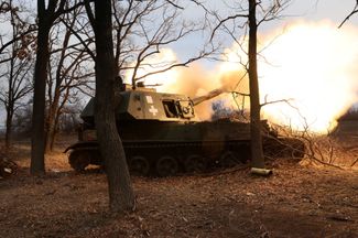 Самоходная артиллерийская установка 24-й механизированной бригады ВСУ ведет огонь по российским позициям неподалеку от Бахмута.