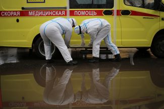 A crew from the Nizhny Novgorod center for emergency medicine prepares to depart.