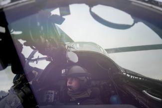 Украинский летчик в ударном вертолете Ми-24 во время выполнения боевого задания в Донецкой области