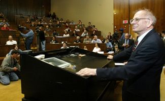 Нобелевский лауреат Дэниэл Канеман выступает в Принстонском университете в Нью-Джерси, 9 октября 2002 года