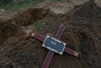 Крест с номером 272, который будет стоять над могилой неизвестного человека, погибшего во время российской оккупации. 9 августа в Буче похоронили 14 человек