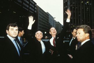 Михаил Горбачев и Джордж Буш приветствуют толпу. Вашингтон, декабрь 1987 года